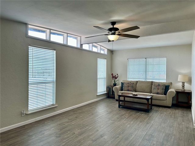 723 Santa Barbara Dr, Kingsville, TX 78363