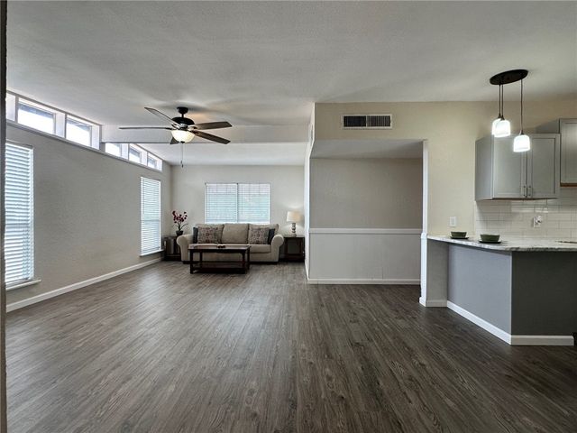 723 Santa Barbara Dr, Kingsville, TX 78363