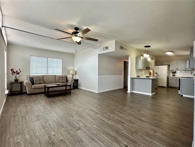 723 Santa Barbara Dr, Kingsville, TX 78363