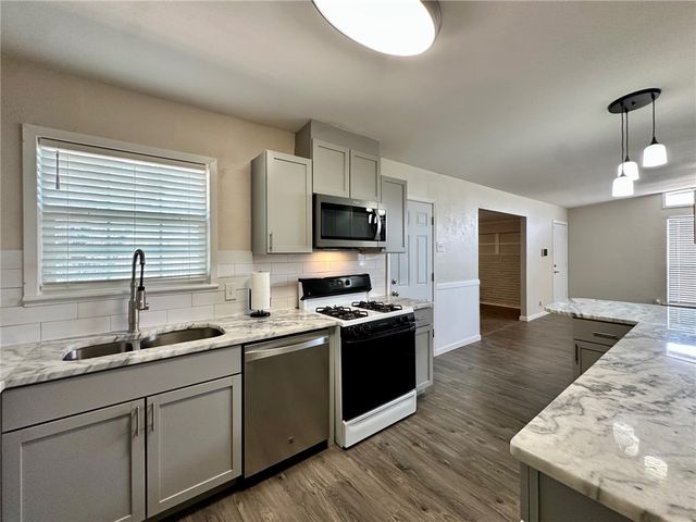 723 Santa Barbara Dr, Kingsville, TX 78363