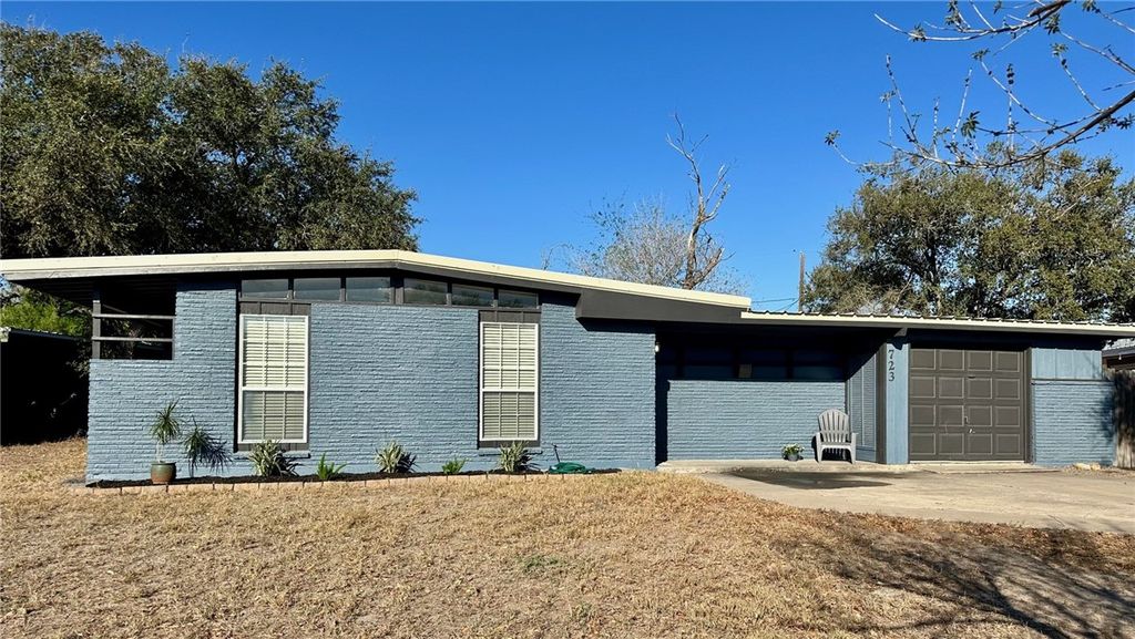 723 Santa Barbara Dr, Kingsville, TX 78363