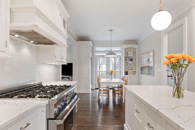 236 E NORTH Avenue, Lake Bluff, IL 60044