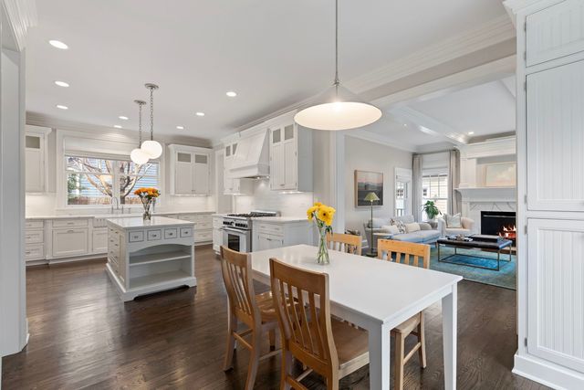 236 E NORTH Avenue, Lake Bluff, IL 60044