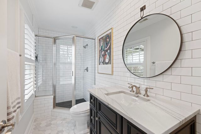 236 E NORTH Avenue, Lake Bluff, IL 60044