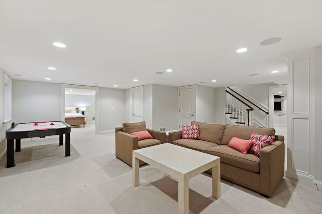 236 E NORTH Avenue, Lake Bluff, IL 60044