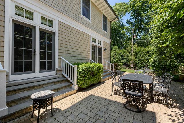 236 E NORTH Avenue, Lake Bluff, IL 60044