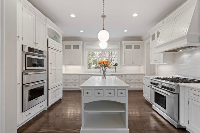 236 E NORTH Avenue, Lake Bluff, IL 60044