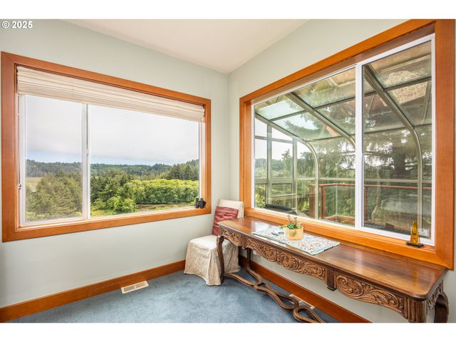 1055 Nw ESTATE Dr, Seal Rock, OR 97376