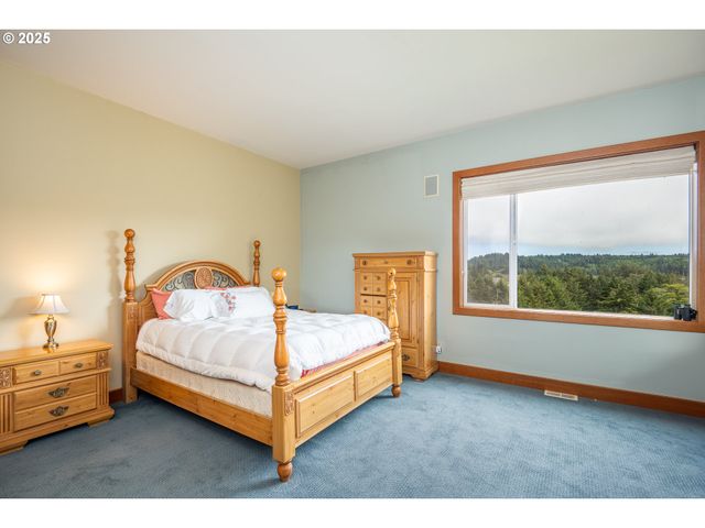 1055 Nw ESTATE Dr, Seal Rock, OR 97376