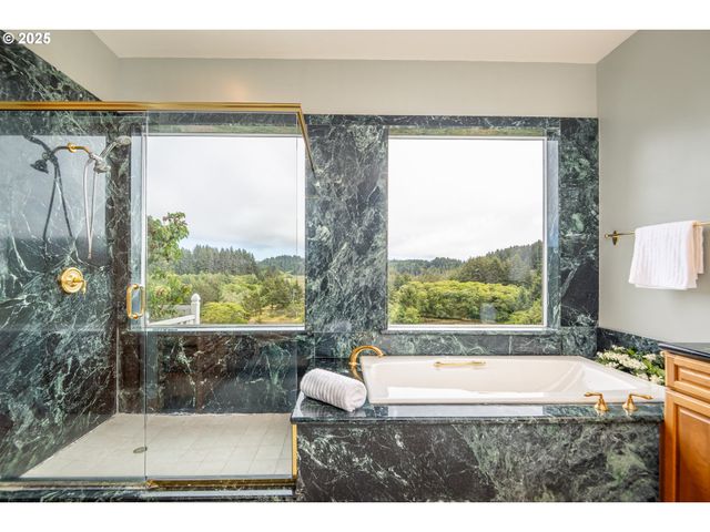 1055 Nw ESTATE Dr, Seal Rock, OR 97376