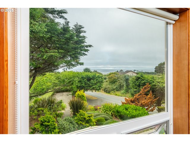 1055 Nw ESTATE Dr, Seal Rock, OR 97376