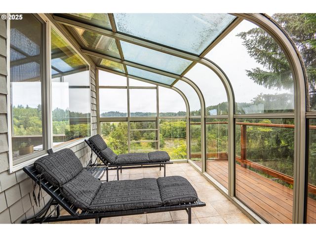 1055 Nw ESTATE Dr, Seal Rock, OR 97376