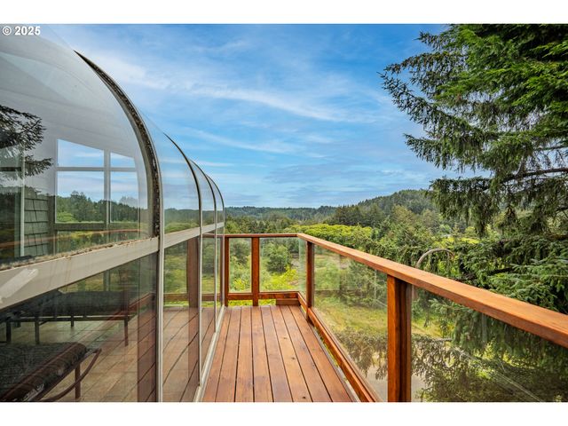 1055 Nw ESTATE Dr, Seal Rock, OR 97376