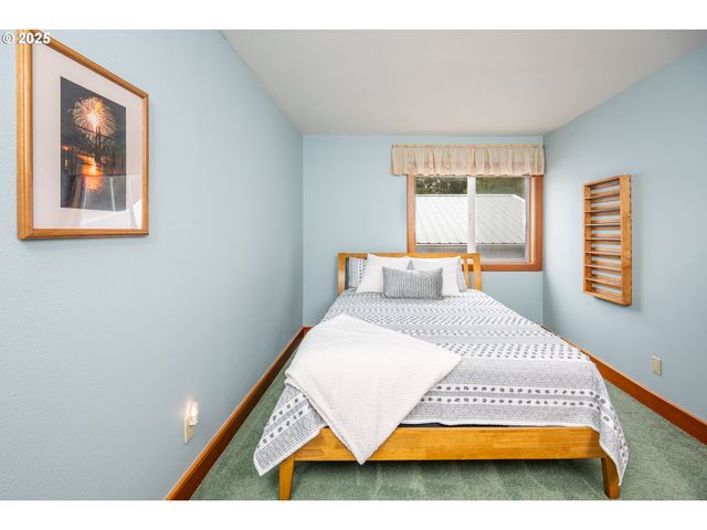 1055 Nw ESTATE Dr, Seal Rock, OR 97376