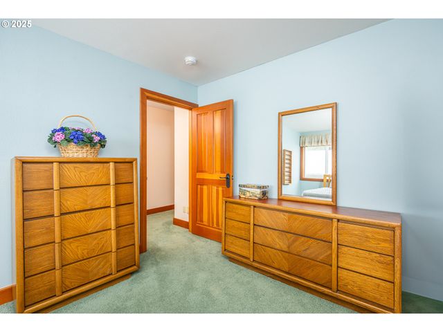 1055 Nw ESTATE Dr, Seal Rock, OR 97376