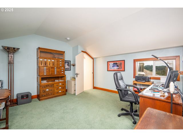 1055 Nw ESTATE Dr, Seal Rock, OR 97376