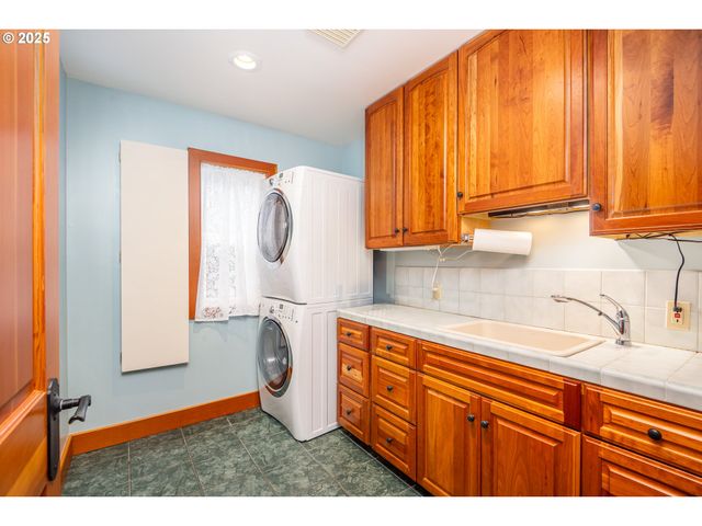 1055 Nw ESTATE Dr, Seal Rock, OR 97376