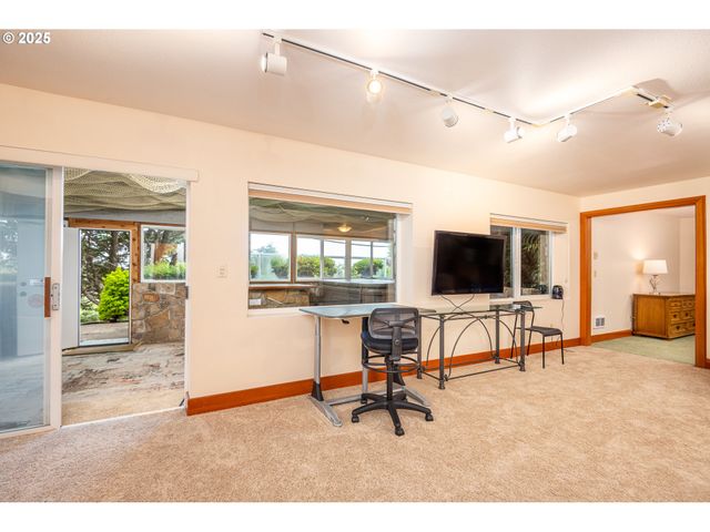 1055 Nw ESTATE Dr, Seal Rock, OR 97376