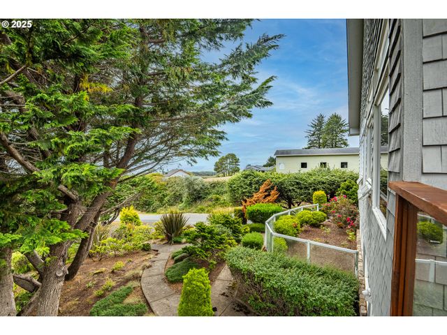 1055 Nw ESTATE Dr, Seal Rock, OR 97376