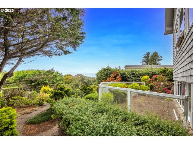 1055 Nw ESTATE Dr, Seal Rock, OR 97376