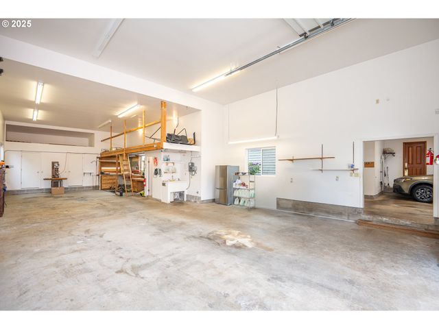 1055 Nw ESTATE Dr, Seal Rock, OR 97376