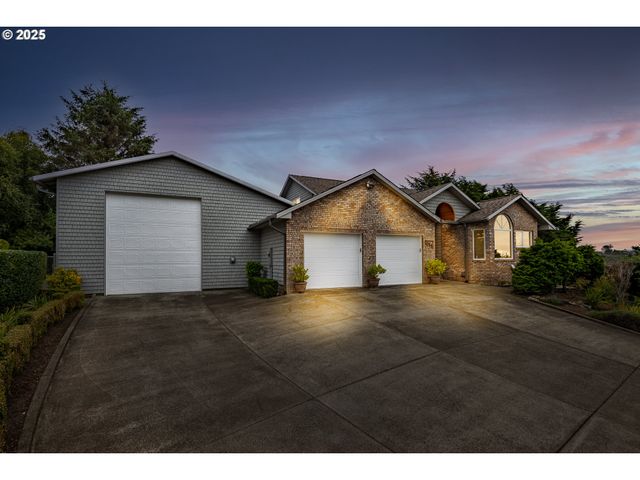 1055 Nw ESTATE Dr, Seal Rock, OR 97376