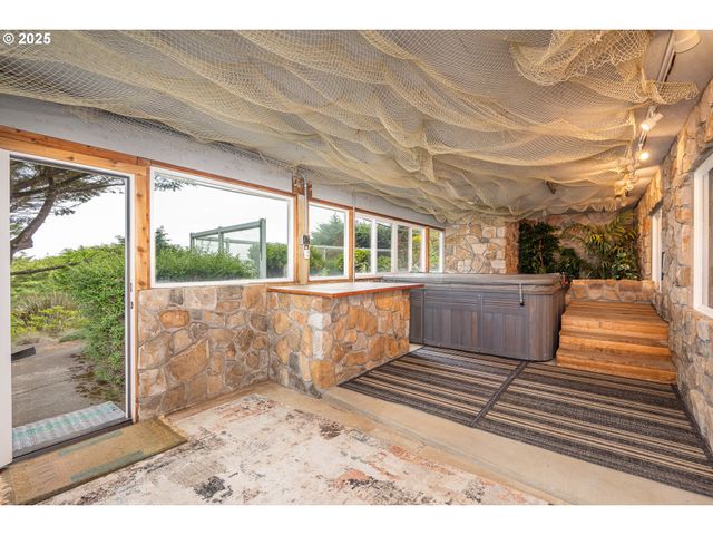 1055 Nw ESTATE Dr, Seal Rock, OR 97376