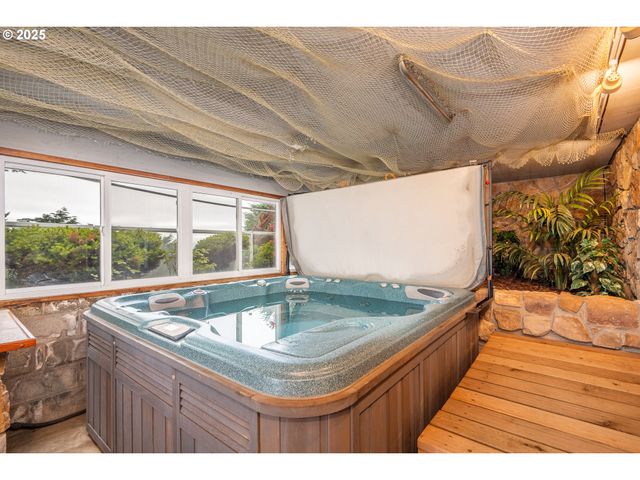 1055 Nw ESTATE Dr, Seal Rock, OR 97376