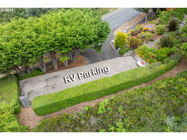 1055 Nw ESTATE Dr, Seal Rock, OR 97376