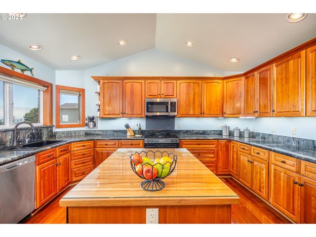 1055 Nw ESTATE Dr, Seal Rock, OR 97376