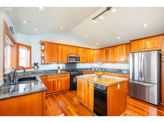 1055 Nw ESTATE Dr, Seal Rock, OR 97376