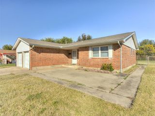 921 Meadowgreen Drive, Midwest City, OK 73110