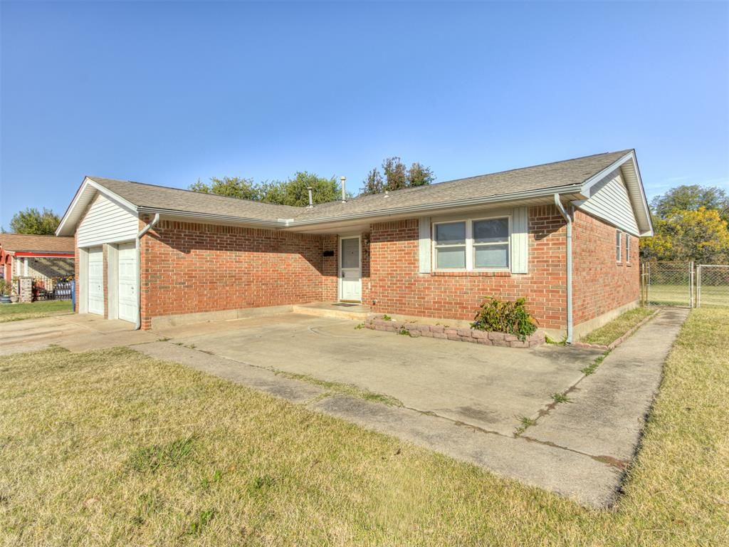 921 Meadowgreen Drive, Midwest City, OK 73110