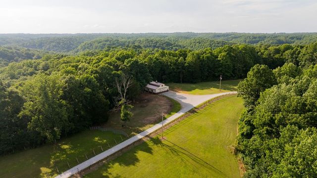 66 Shawnokee Trl, Charlotte, TN 37036