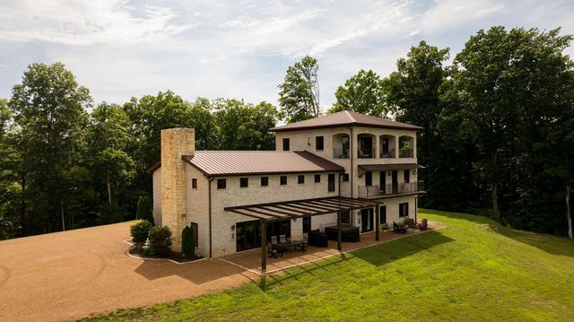 66 Shawnokee Trl, Charlotte, TN 37036