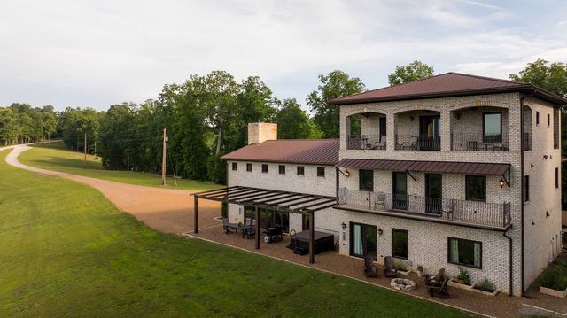 66 Shawnokee Trl, Charlotte, TN 37036