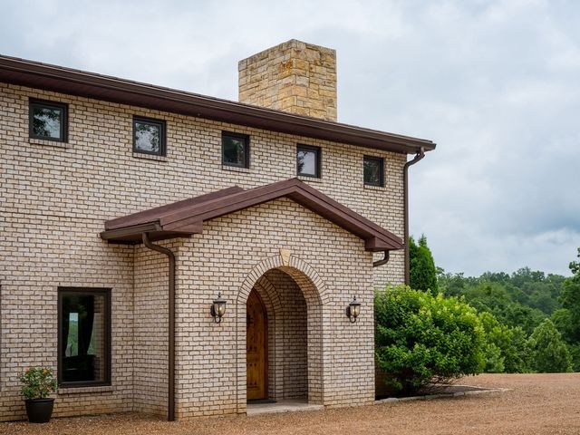 66 Shawnokee Trl, Charlotte, TN 37036