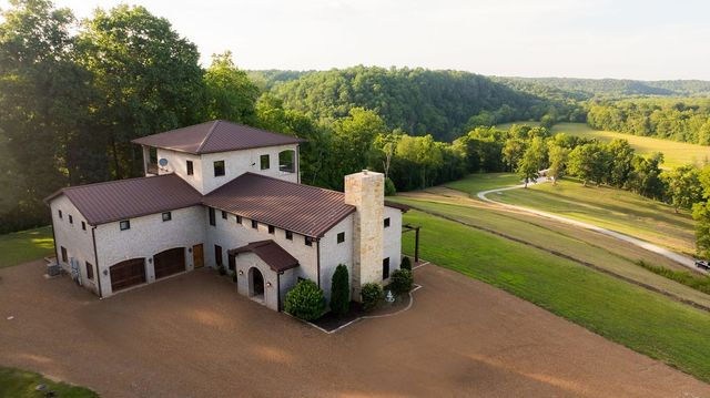 66 Shawnokee Trl, Charlotte, TN 37036