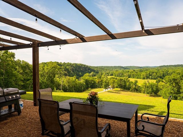 66 Shawnokee Trl, Charlotte, TN 37036