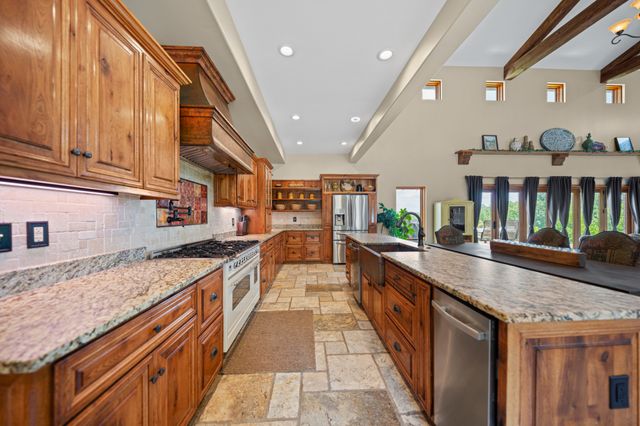 66 Shawnokee Trl, Charlotte, TN 37036