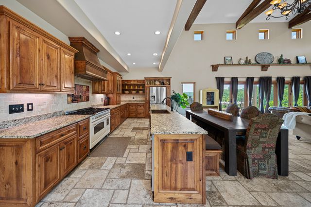 66 Shawnokee Trl, Charlotte, TN 37036