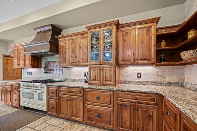 66 Shawnokee Trl, Charlotte, TN 37036