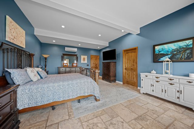 66 Shawnokee Trl, Charlotte, TN 37036