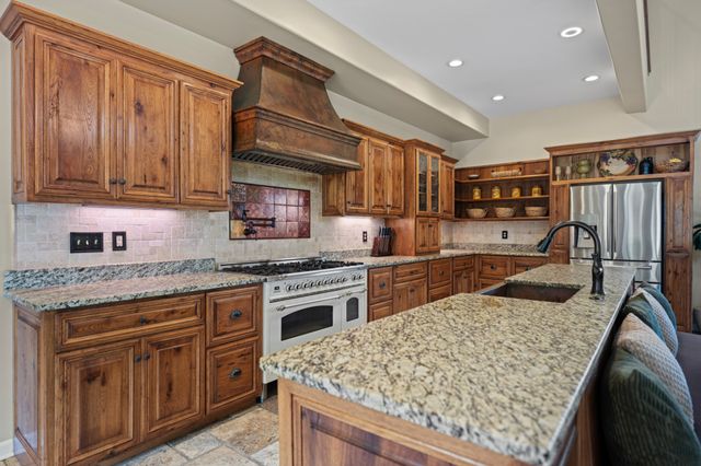 66 Shawnokee Trl, Charlotte, TN 37036