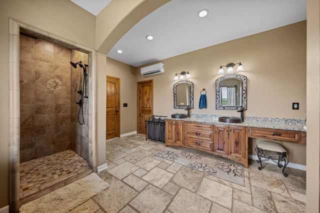 66 Shawnokee Trl, Charlotte, TN 37036