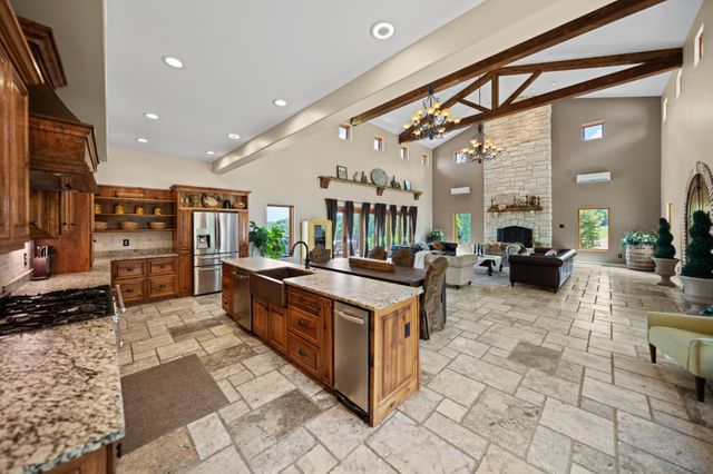 66 Shawnokee Trl, Charlotte, TN 37036