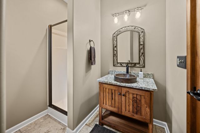 66 Shawnokee Trl, Charlotte, TN 37036
