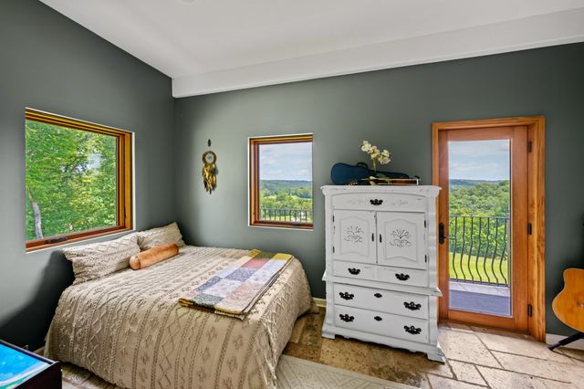 66 Shawnokee Trl, Charlotte, TN 37036
