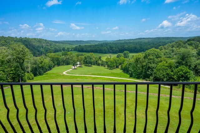 66 Shawnokee Trl, Charlotte, TN 37036