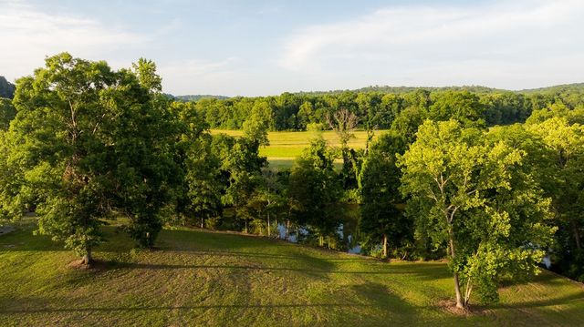 66 Shawnokee Trl, Charlotte, TN 37036